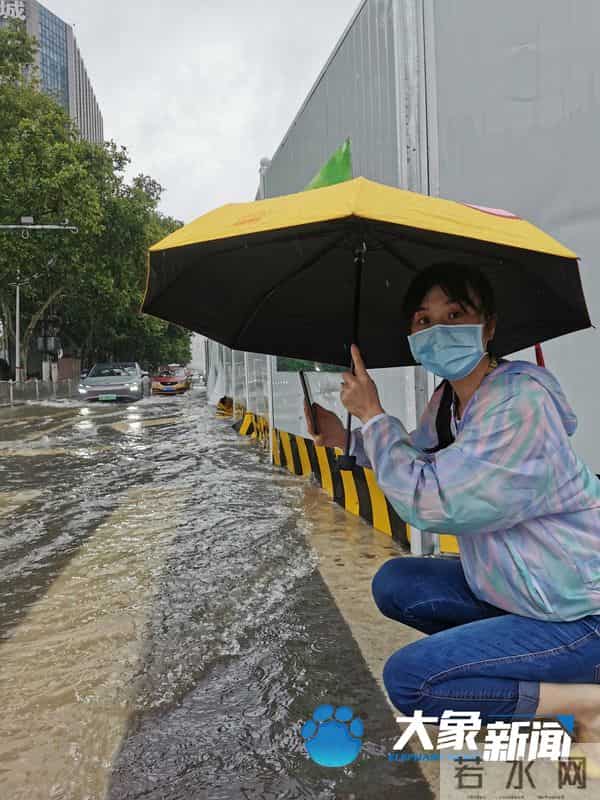 女游客卷入电动步道腿被夹断