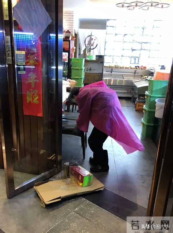 老伴走后第2天浙大老教师又去捡垃圾