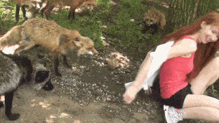 大妈跳广场舞把孩子栓栏杆上