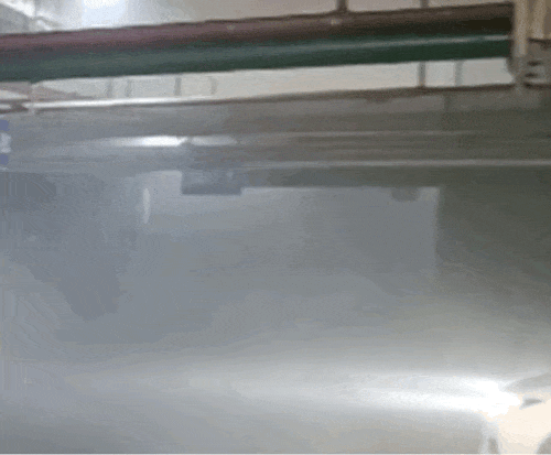 地下车库发生火灾 多辆车被“炭烤”