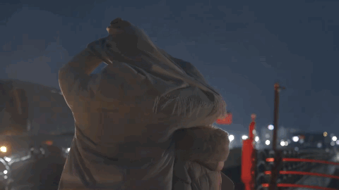 四川地震瞬间女幼师冲回屋救人