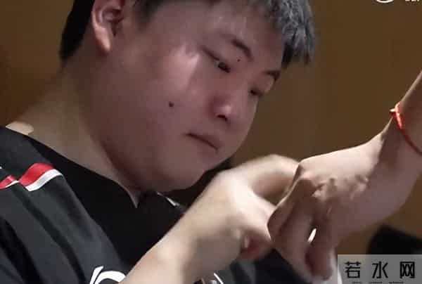 uzi赛后采访哭了