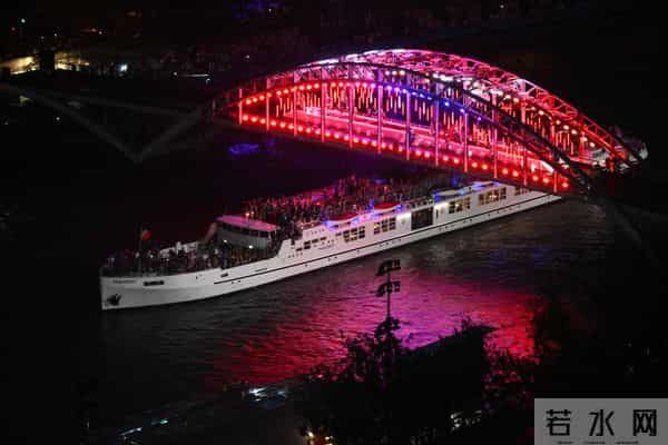 LADYGAGA像火烈鸟一样窜出来