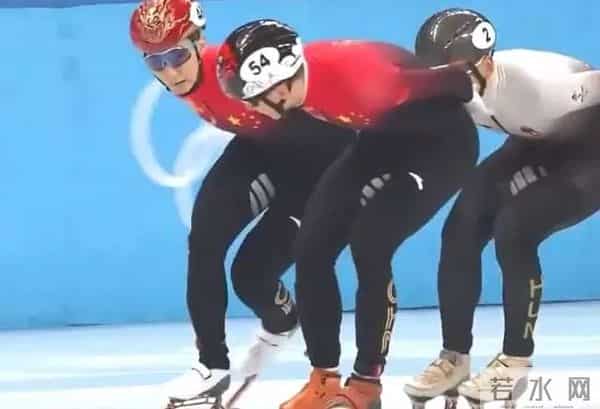 武大靖碰任子威的手示意他先走