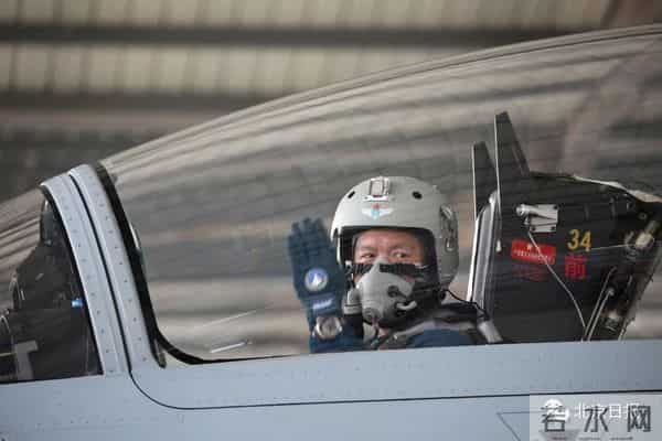 战机避开居民区一等功飞行员复飞