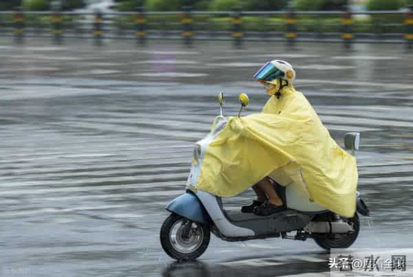 台风登陆海南-暴雨下市民艰难行走