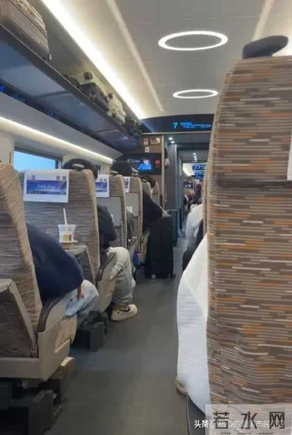 大学生返校时的高铁车厢能有多安静