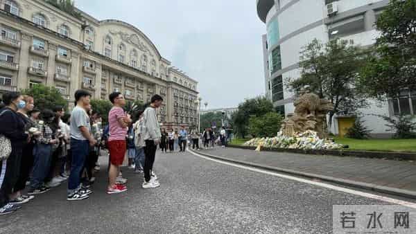 长沙学生自发献花