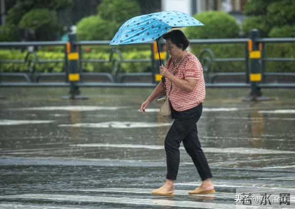 台风登陆海南-暴雨下市民艰难行走