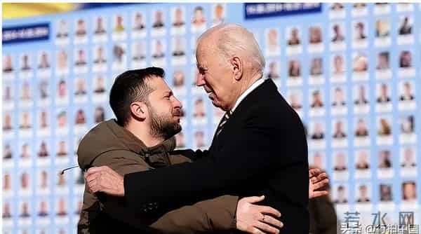 拜登随行人员失足摔下飞机舷梯