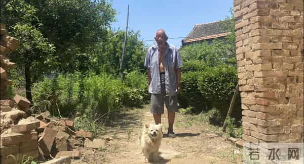 孙女帮八旬爷爷实现零食自由