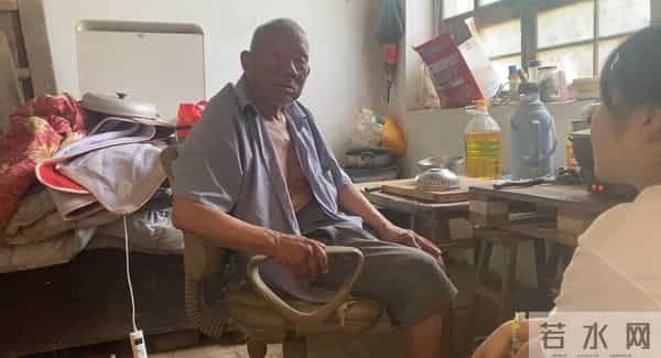 孙女帮八旬爷爷实现零食自由