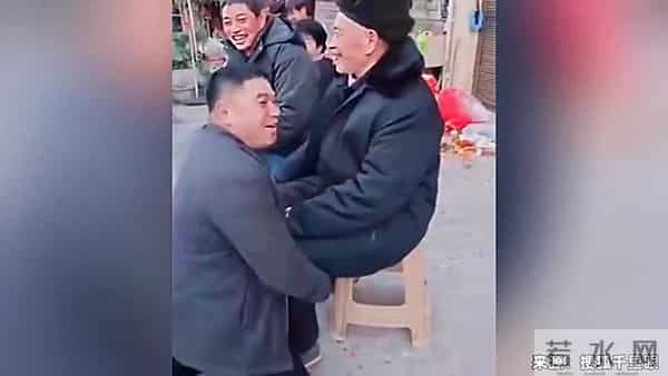 54岁儿子给父亲拜年抱腿撒娇要红包