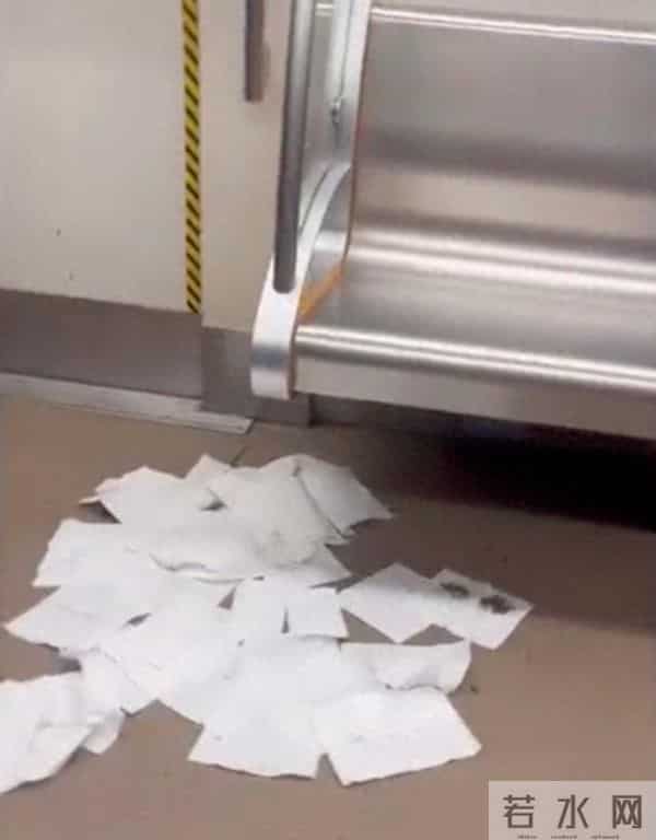 女孩地铁上晕倒大便失禁