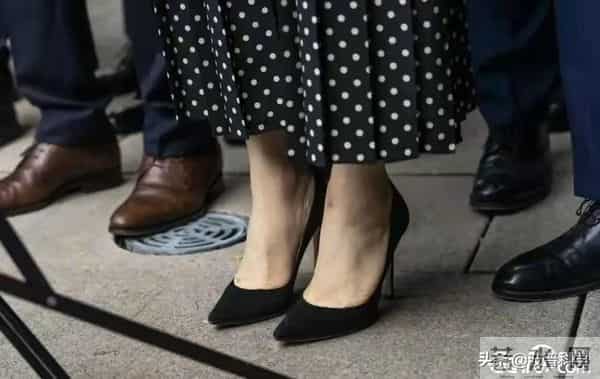 孟晚舟戴脚铐留淤青