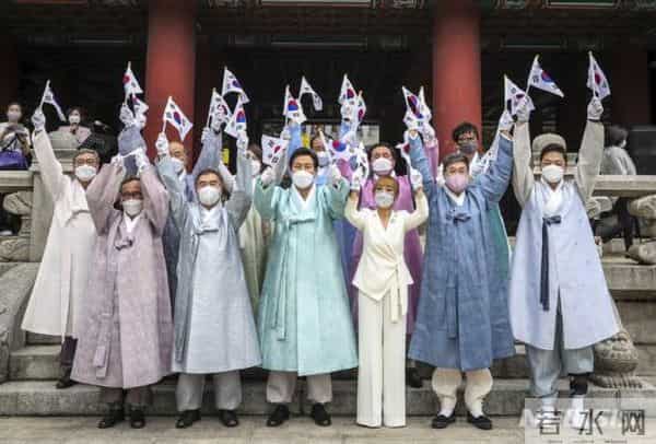 韩国民众当街表演痛打日军