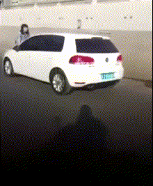 大妈跳广场舞把孩子栓栏杆上