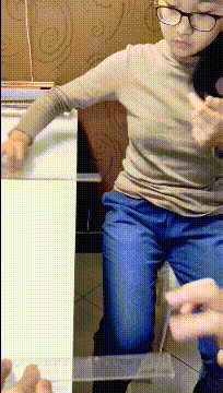 大妈跳广场舞把孩子栓栏杆上