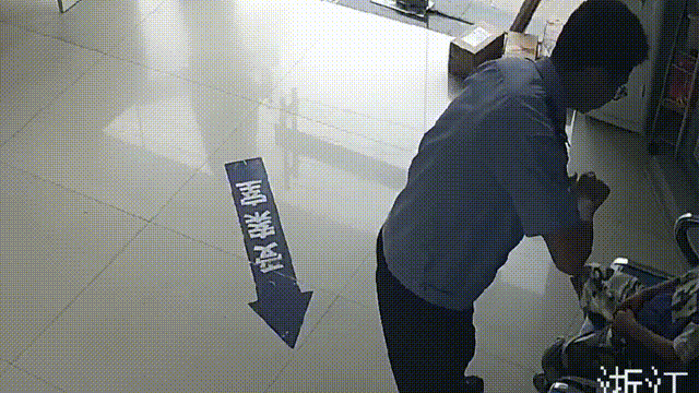 社牛男孩饿了淡定走进派出所蹭饭