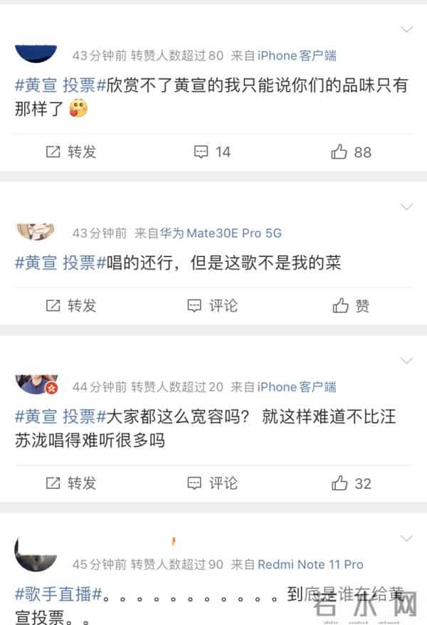 那英忘词指着提词器点着唱