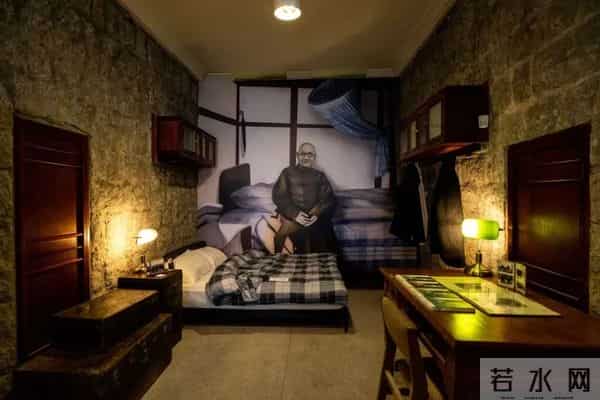 女生餐馆吃饭一抬头发现店家全午睡