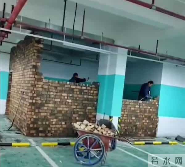 业主花9万买地下车位砌墙盖房