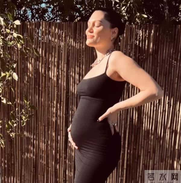 歌星结石姐JESSIEJ官宣得子