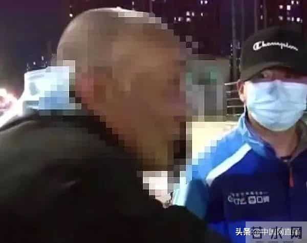 老人摔倒对过路外卖小哥说不会讹你