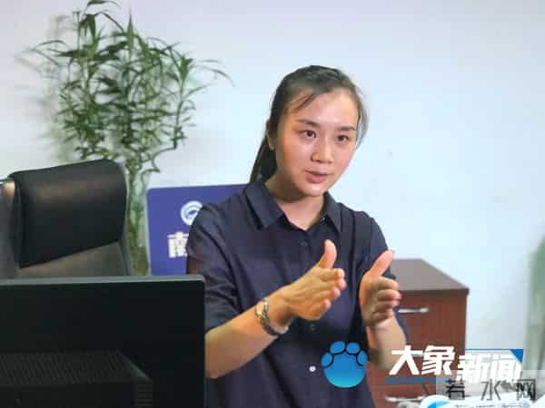 女游客卷入电动步道腿被夹断