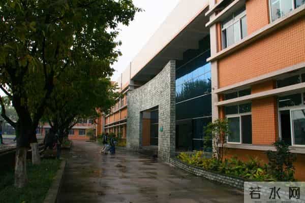 封校后保安大爷在操场开演唱会