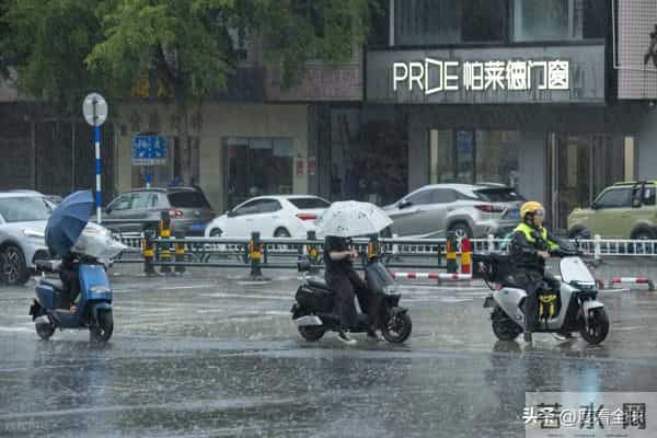 台风登陆海南-暴雨下市民艰难行走