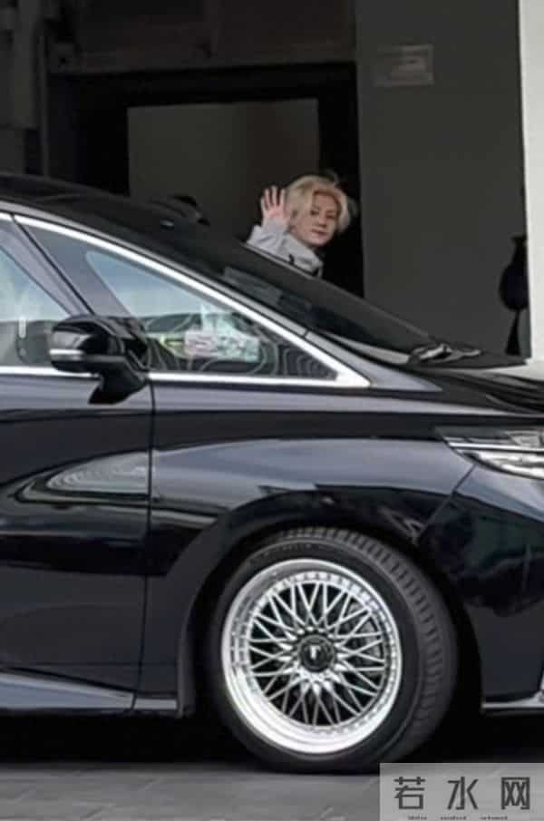 北京因疫情封闭小区风雪夜开演唱会