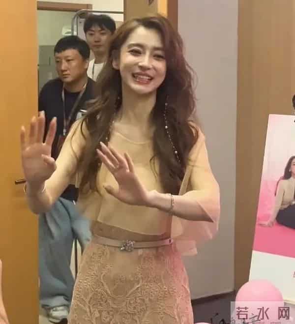 严重走光,Baby穿蕾丝短裙直播，“走光”截图被疯传，全程微笑、看着好卑微