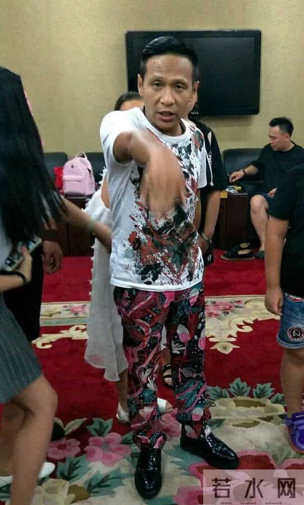 萧亚轩遭软禁,胡夏演出被金主欺负逼迫重唱飙泪 萧亚轩遭软禁成龙一个电话摆平