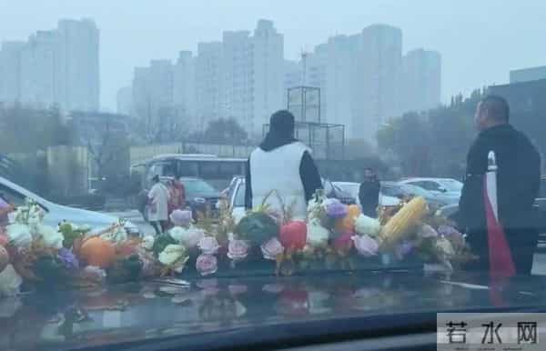 一箱香烟多少条,河北婚车遭拦，强行索要50条香烟，街道办竟为“传统习俗”辩护！