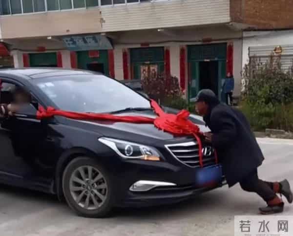 一箱香烟多少条,河北婚车遭拦，强行索要50条香烟，街道办竟为“传统习俗”辩护！