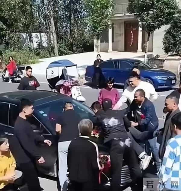 一箱香烟多少条,河北婚车遭拦，强行索要50条香烟，街道办竟为“传统习俗”辩护！