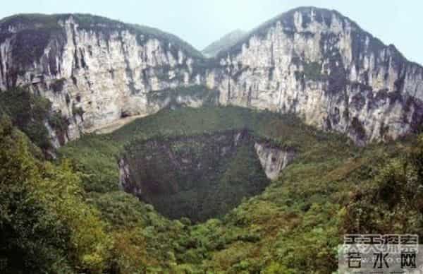 南非金伯利钻石矿坑,不想死就离远点!盘点全世界最诡异最恐怖的地坑