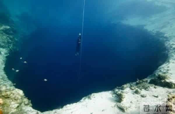 南非金伯利钻石矿坑,不想死就离远点!盘点全世界最诡异最恐怖的地坑