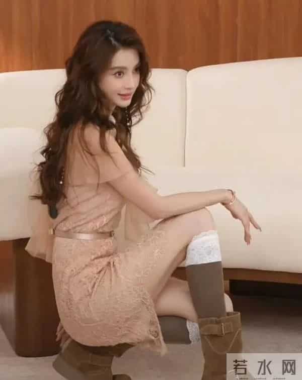 严重走光,Baby穿蕾丝短裙直播，“走光”截图被疯传，全程微笑、看着好卑微