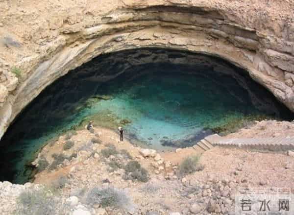 南非金伯利钻石矿坑,不想死就离远点!盘点全世界最诡异最恐怖的地坑