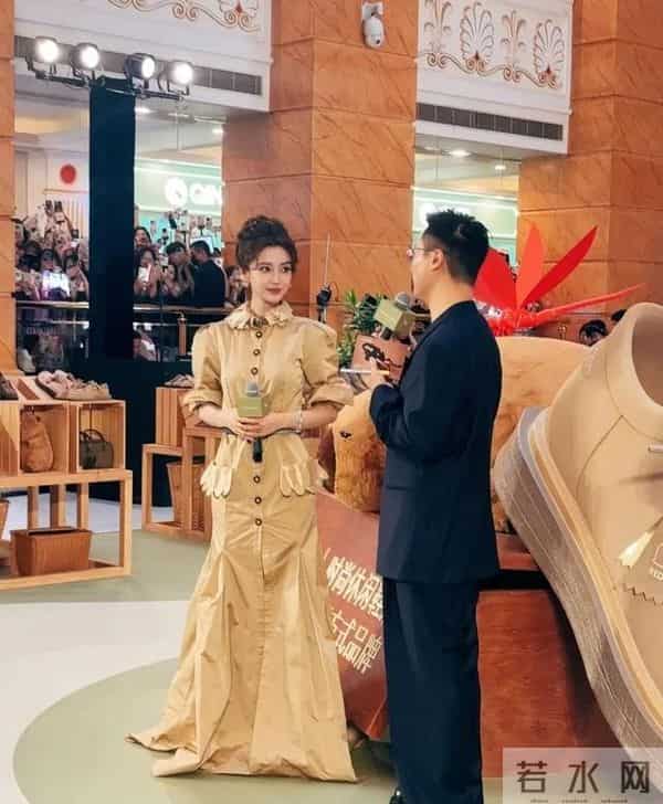 赵丽颖走光,Baby穿蕾丝短裙直播,“走光”截图被疯传,全程微笑、看着好卑微