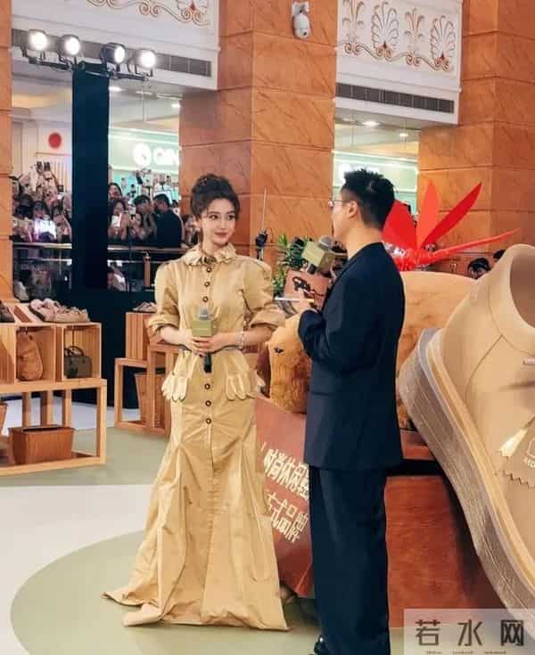 严重走光,Baby穿蕾丝短裙直播，“走光”截图被疯传，全程微笑、看着好卑微