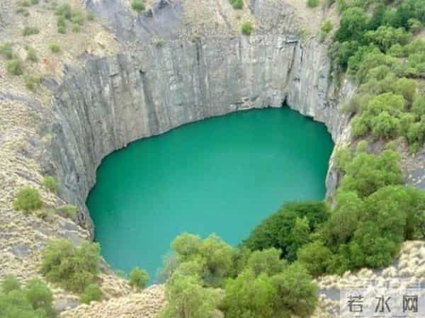 南非金伯利钻石矿坑,不想死就离远点!盘点全世界最诡异最恐怖的地坑