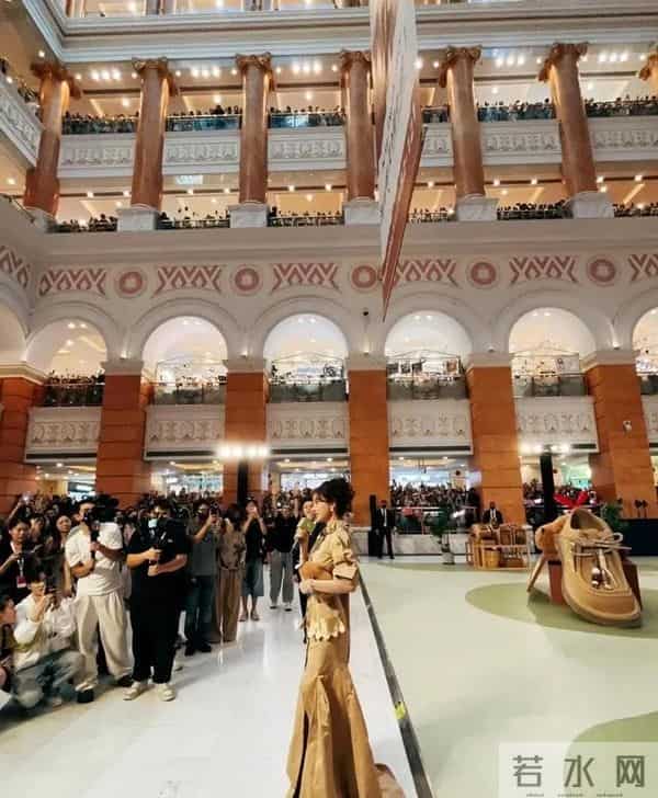 赵丽颖走光,Baby穿蕾丝短裙直播,“走光”截图被疯传,全程微笑、看着好卑微