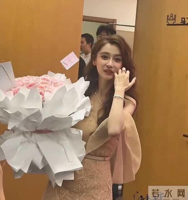 严重走光,Baby穿蕾丝短裙直播，“走光”截图被疯传，全程微笑、看着好卑微