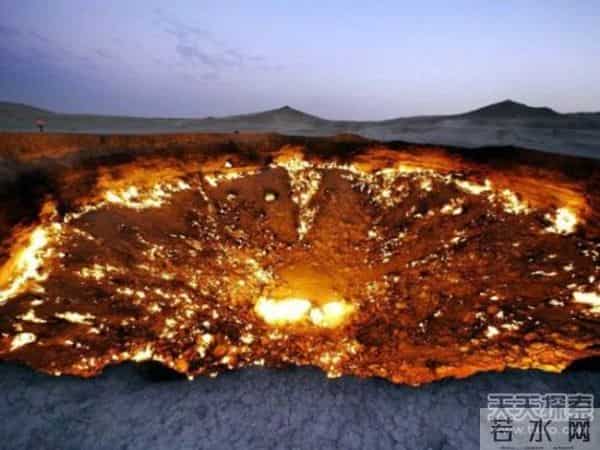 南非金伯利钻石矿坑,不想死就离远点!盘点全世界最诡异最恐怖的地坑