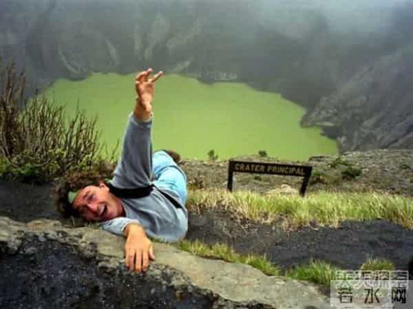 南非金伯利钻石矿坑,不想死就离远点!盘点全世界最诡异最恐怖的地坑