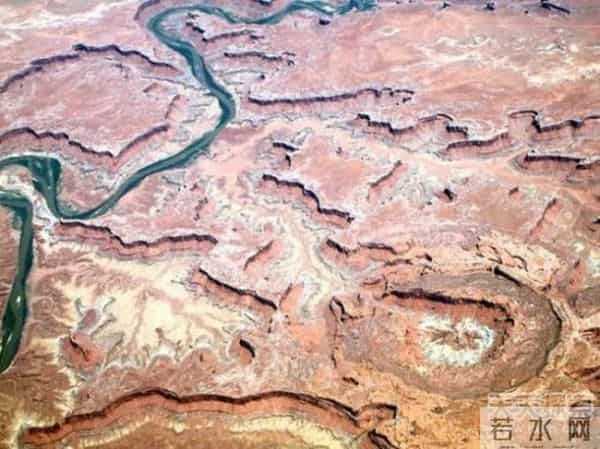 南非金伯利钻石矿坑,不想死就离远点!盘点全世界最诡异最恐怖的地坑