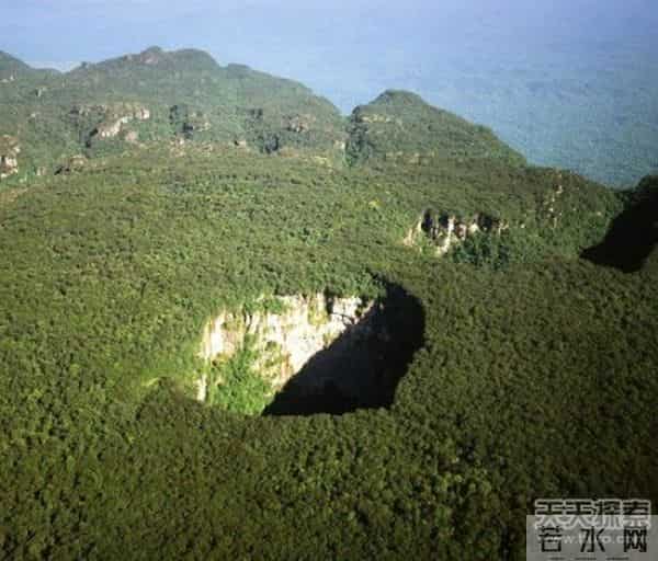南非金伯利钻石矿坑,不想死就离远点!盘点全世界最诡异最恐怖的地坑